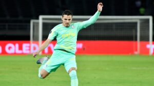 Camisa 23 do Palmeiras marcou o primeiro gol da goleada em cima do Deportivo Pereira, em noite de Libertadores; ao comemorar, Raphael Veiga começa famosa comemoração mas brinca ao não chutar bandeira de escanteio - GettyImages