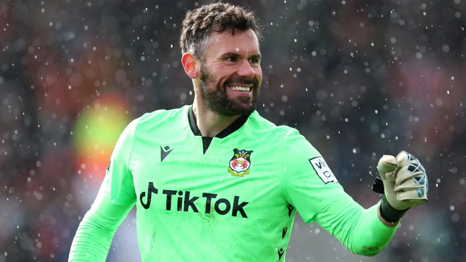 O convite para retornar ao Wrexham, equipe onde iniciou sua trajetória profissional, trouxe Foster de volta ao cenário futebolístico - Foto: Wrexham AFC Brasil