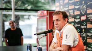 Cuca dando entrevista coletiva com Alexandre Kalil olhando - Bruno Cantini / Atlético Mineiro / Flickr