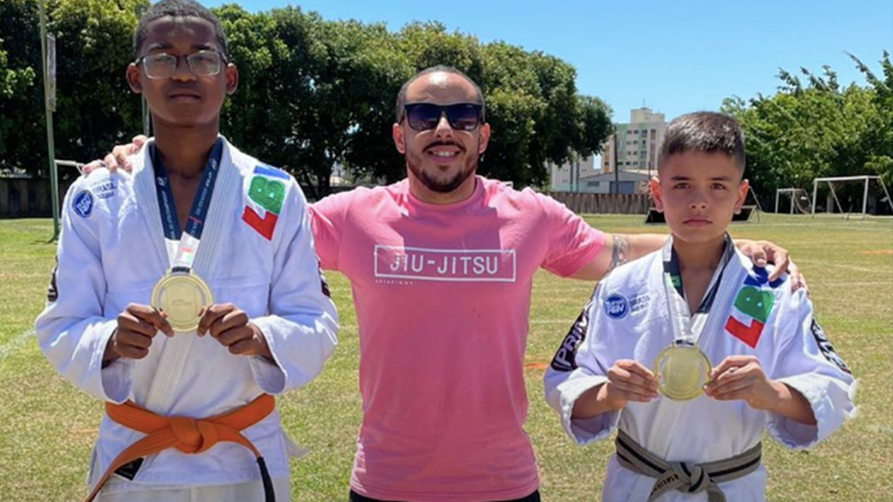 Phelipe dos Santos, Theo Freitas e o professor Caio Cordeiro (ao centro) - Divulgação/LBV