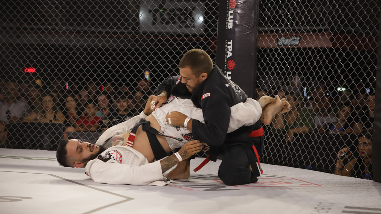 Lutas acontecem dentro de um cage de MMA - Divulgação/Imortal BJJ Pro