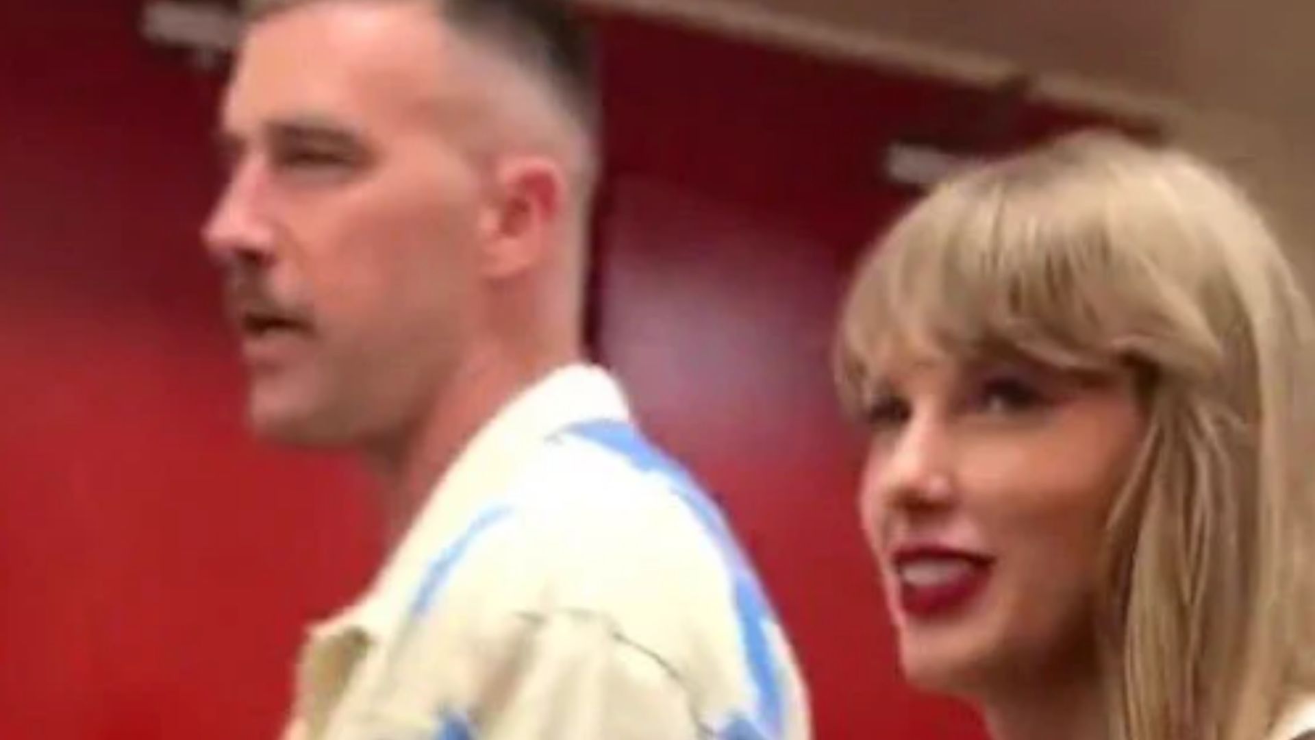 Taylor Swift deixa estádio com astro da NFL - Reprodução Twitter