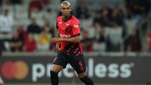 Fernandinho não garante renovação de contrato de Athletico-PR - Getty Images