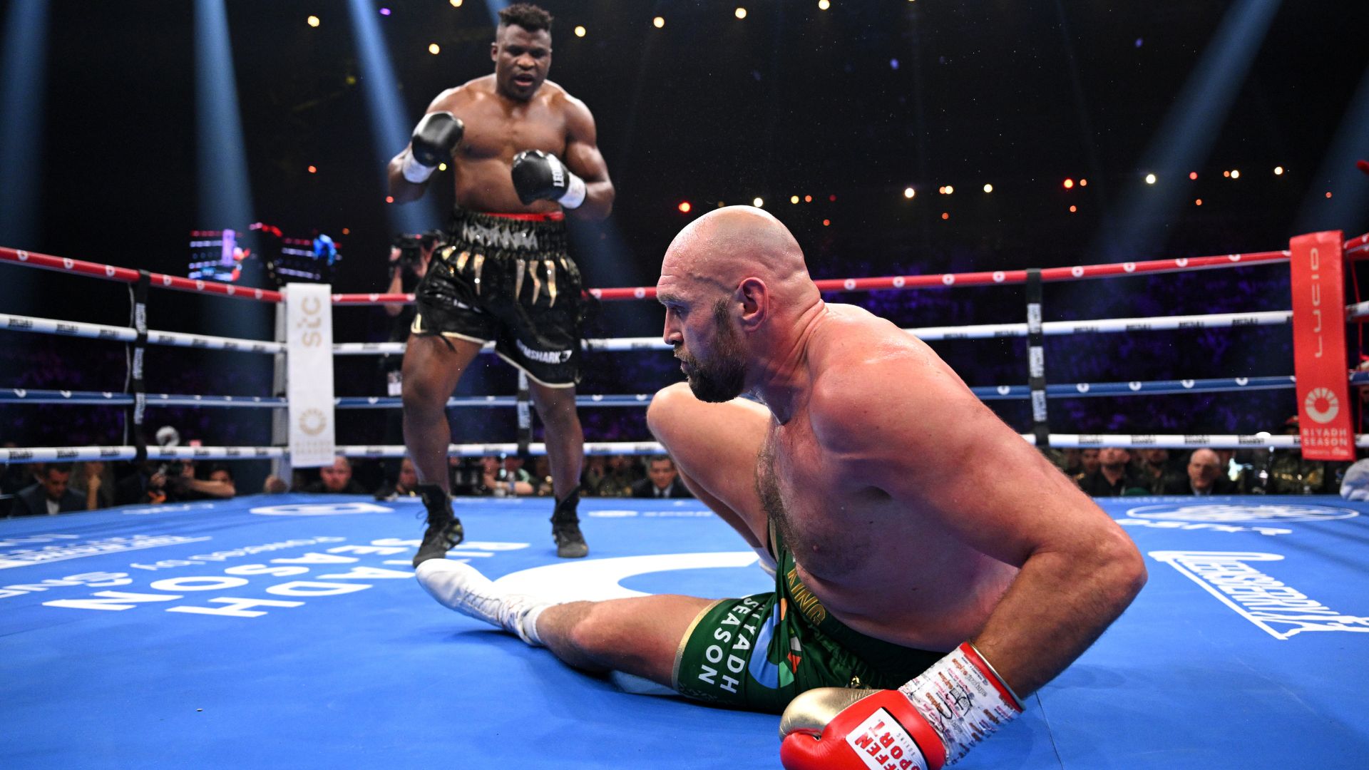 Ngannou leva Fury à lona, mas perde luta no boxe - Getty Images