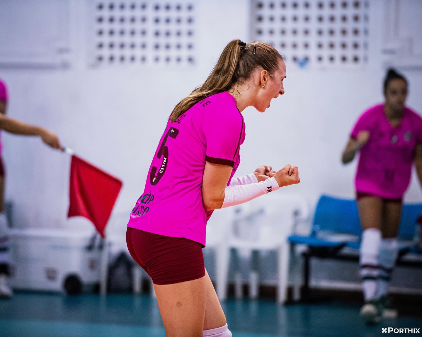 Aleksandra Uzelac comemorando com na quadra pelo Fluminense - Foto: Divulgação Instagram