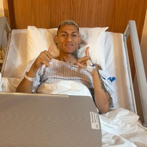 Richarlison na cama de hospital - Foto: Reprodução/Instagram