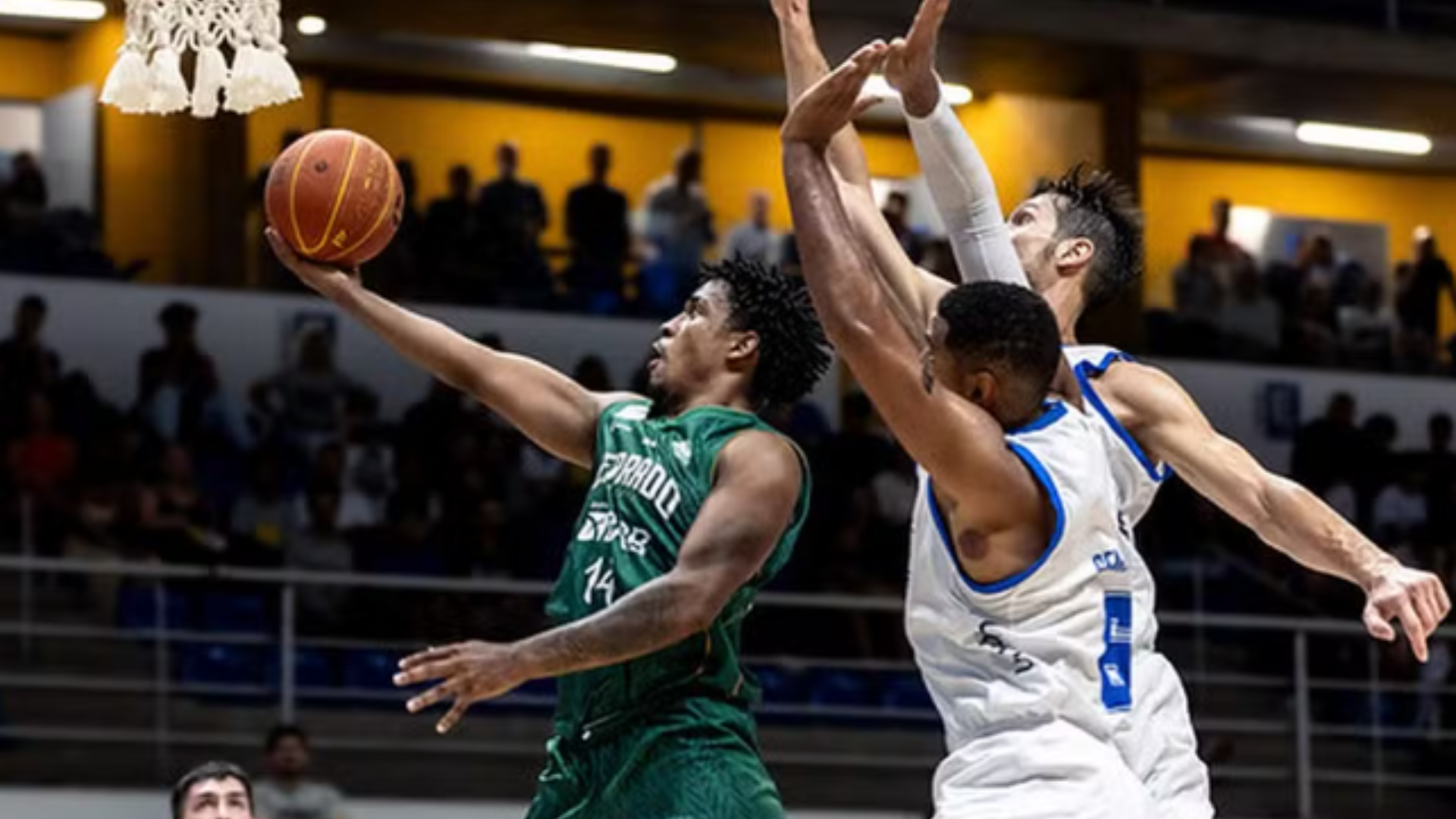 Matheus Santos, o Buiú, em partida contra o Minas - Foto: Hedgard Moraes/MTC