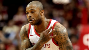 PJ Tucker, reage após acertar um arremesso de três pontos contra o Nuggets - Foto: Michael Wyke / Associated Press