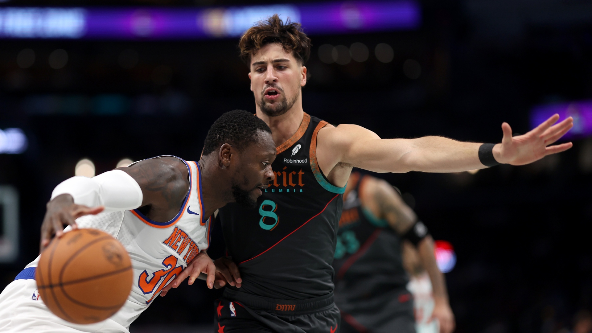 Julius Randle sendo marcado por Deni Avdija - Getty Images