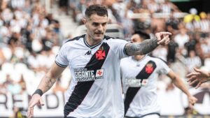 Vegetti acerta renovação com Vasco e tem metas definidas em contrato - Leandro Amorim / Vasco
