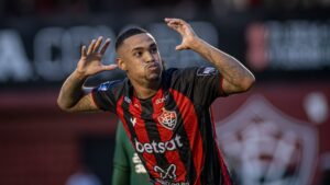 Alerrandro perde gol sem goleiro no Ba-Vi; confira o lance - Victor Ferreira / EC Vitória