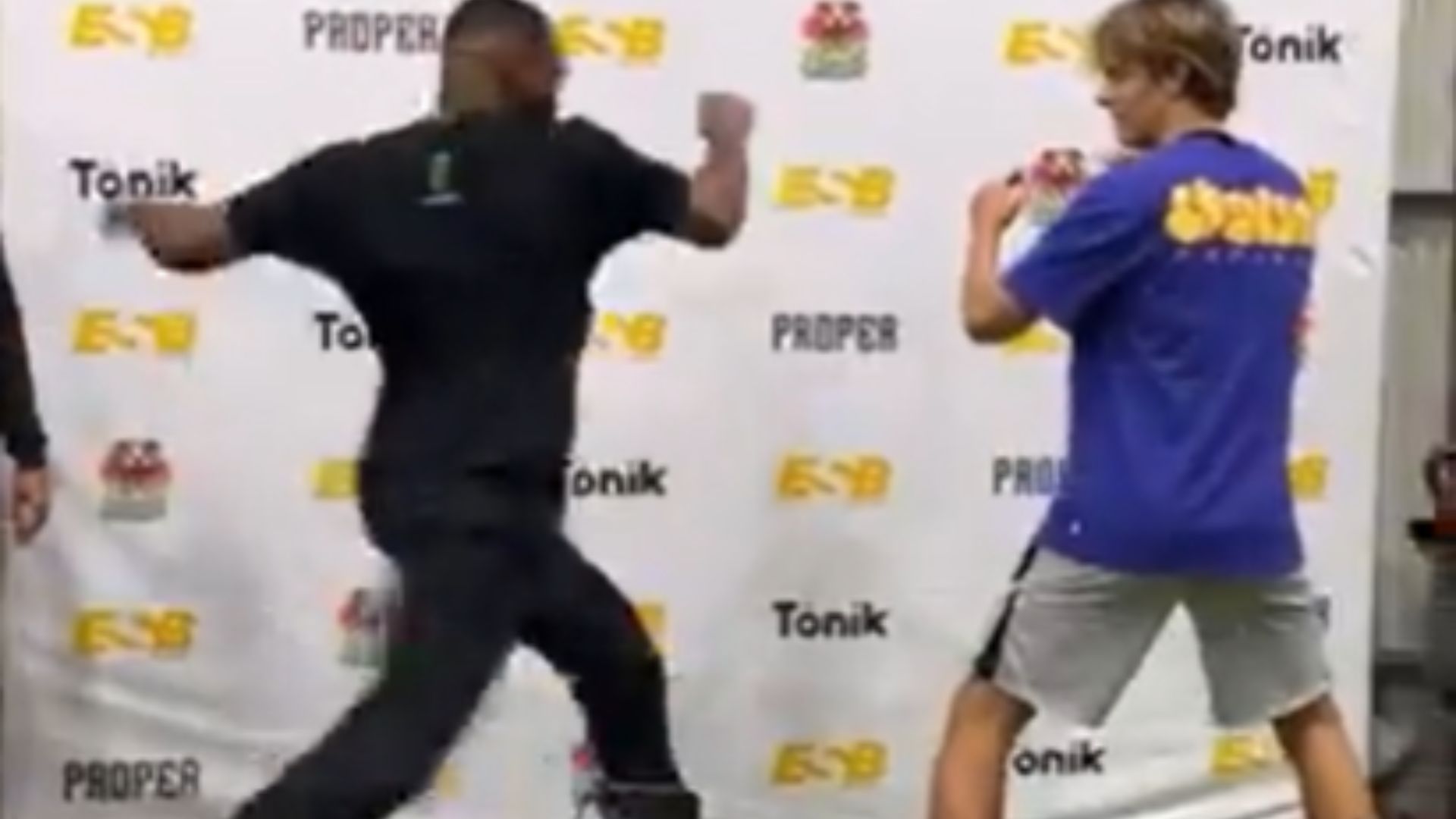 Jon Jones chuta fã em evento - Reprodução X