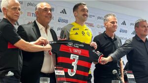 Léo Ortiz em apresentação no Flamengo: “O maior do Brasil” - Getty Images