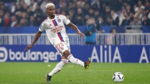 Cruzeiro negocia a contratação do volante Thiago Mendes - Getty Images