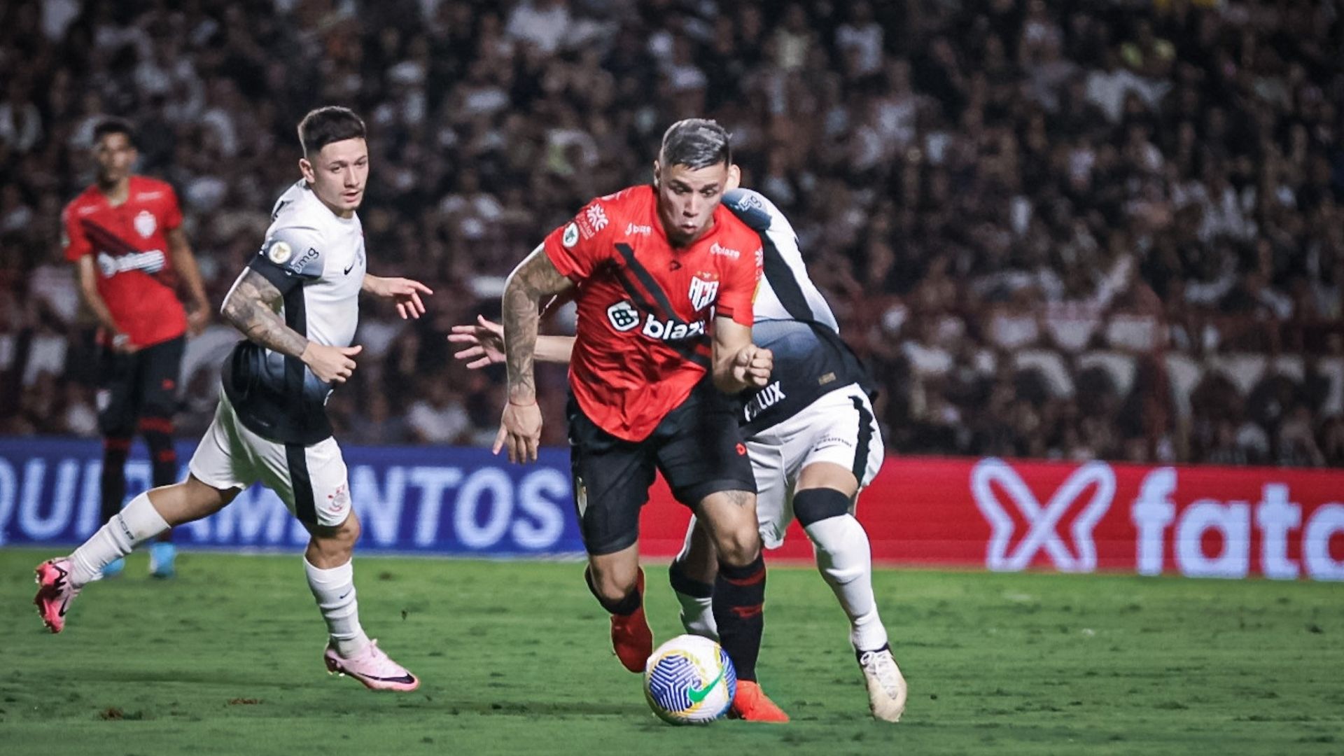 Com um a menos, Corinthians cede empate ao Atlético-GO nos acréscimos - Ingryd Oliveira / ACG