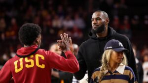 Bronny é draftado pelos Lakers e irá jogar com o pai LeBron James - Getty Images