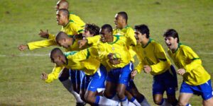Jogadores do Brasil comemoram conquista da Copa América em 2004 - reprodução Conmebol