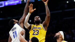 LeBron James e Kyrie Irving em ação - Getty Images