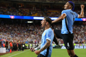 Jogadores do Uruguai comemoram gol contra os Estados Unidos - Getty Images