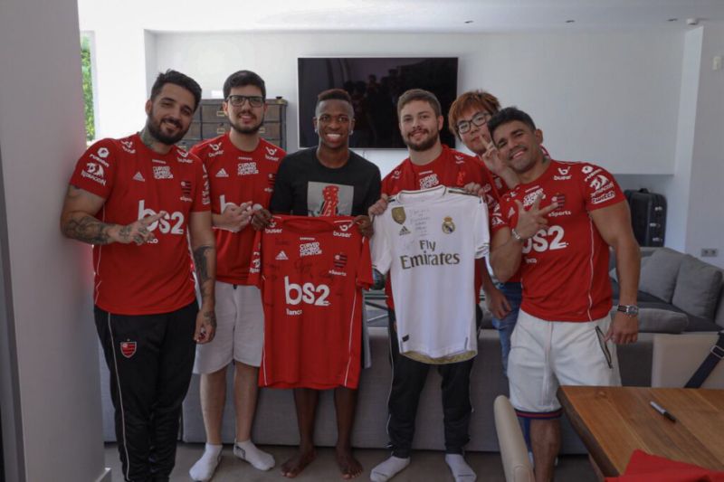 Vinícius Jr e equipe de e-Sports do Flamengo - Reprodução Flamengo e-Sports