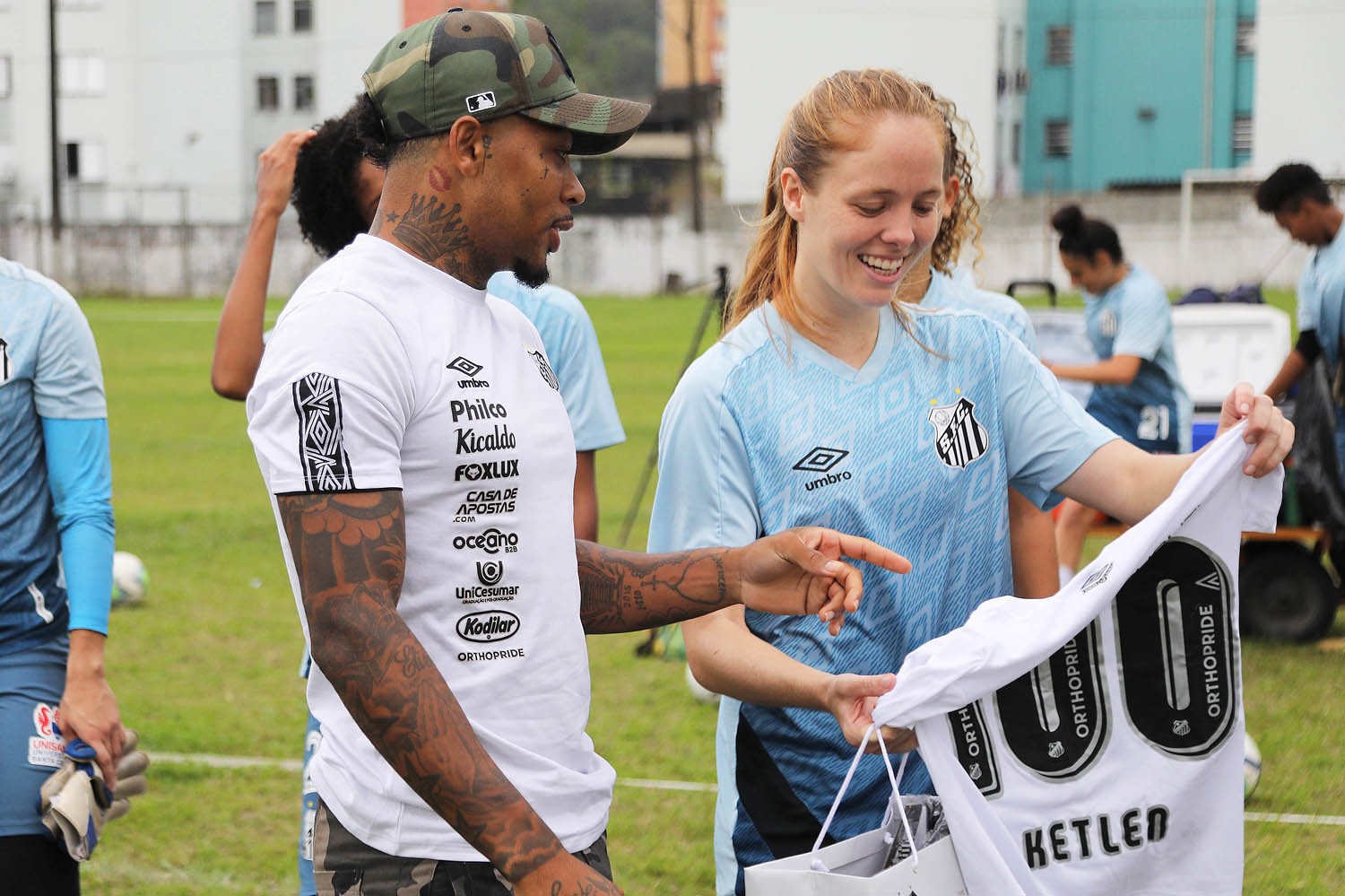 Marinho entrega camisa autografada por Pelé para atacante Ketlen, maior artilheira da história do Santos - Pedro Ernesto Guerra Azevedo/Santos FC/ Fotos Públicas