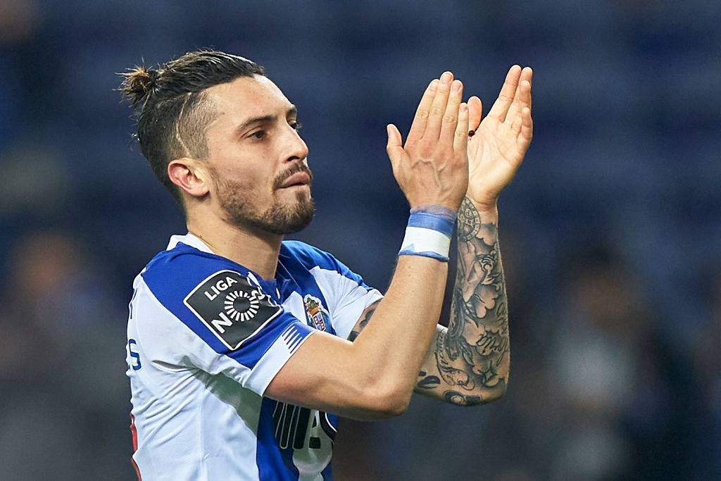Alex Telles em ação com a camisa do Porto - GettyImages