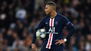 Mbappé em ação com a camisa do PSG - GettyImages