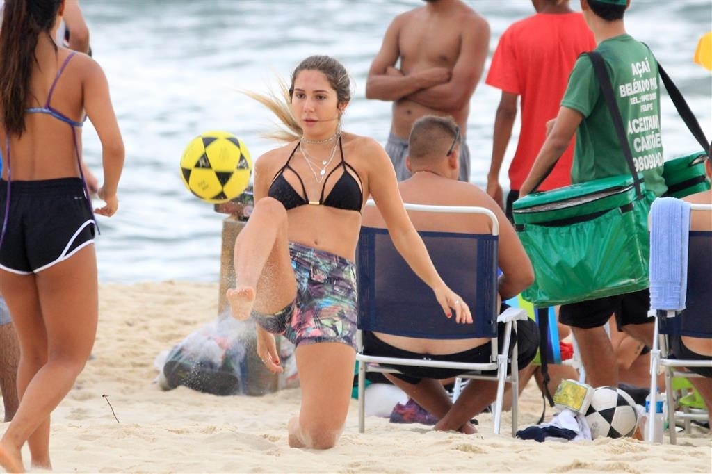 Carol Portaluppi curte férias na praia do Rio de Janeiro - Agnews