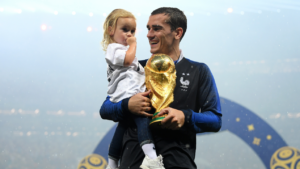 Griezmann com filha comemorando o título da Copa do Mundo - Getty Images