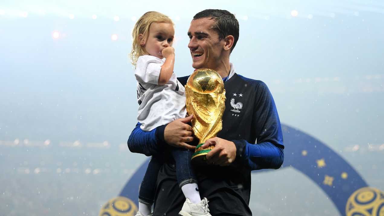 Griezmann com filha comemorando o título da Copa do Mundo - Getty Images