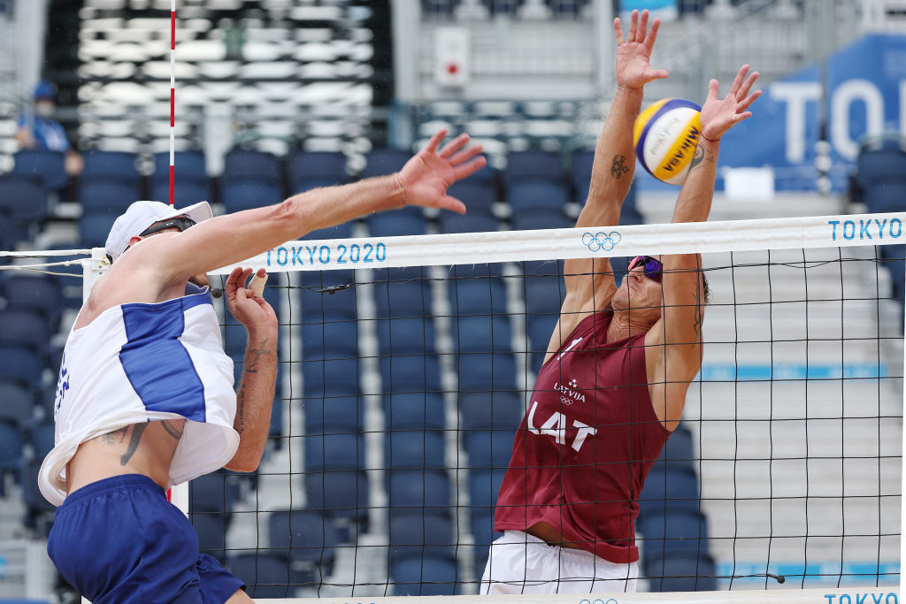 Alison e Álvaro perdem para dupla da Letônia e são eliminados no vôlei de praia - GettyImages