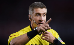 Torcida do Flamengo faz comparação entre novo mascote e o árbitro Anderson Daronco - GettyImages