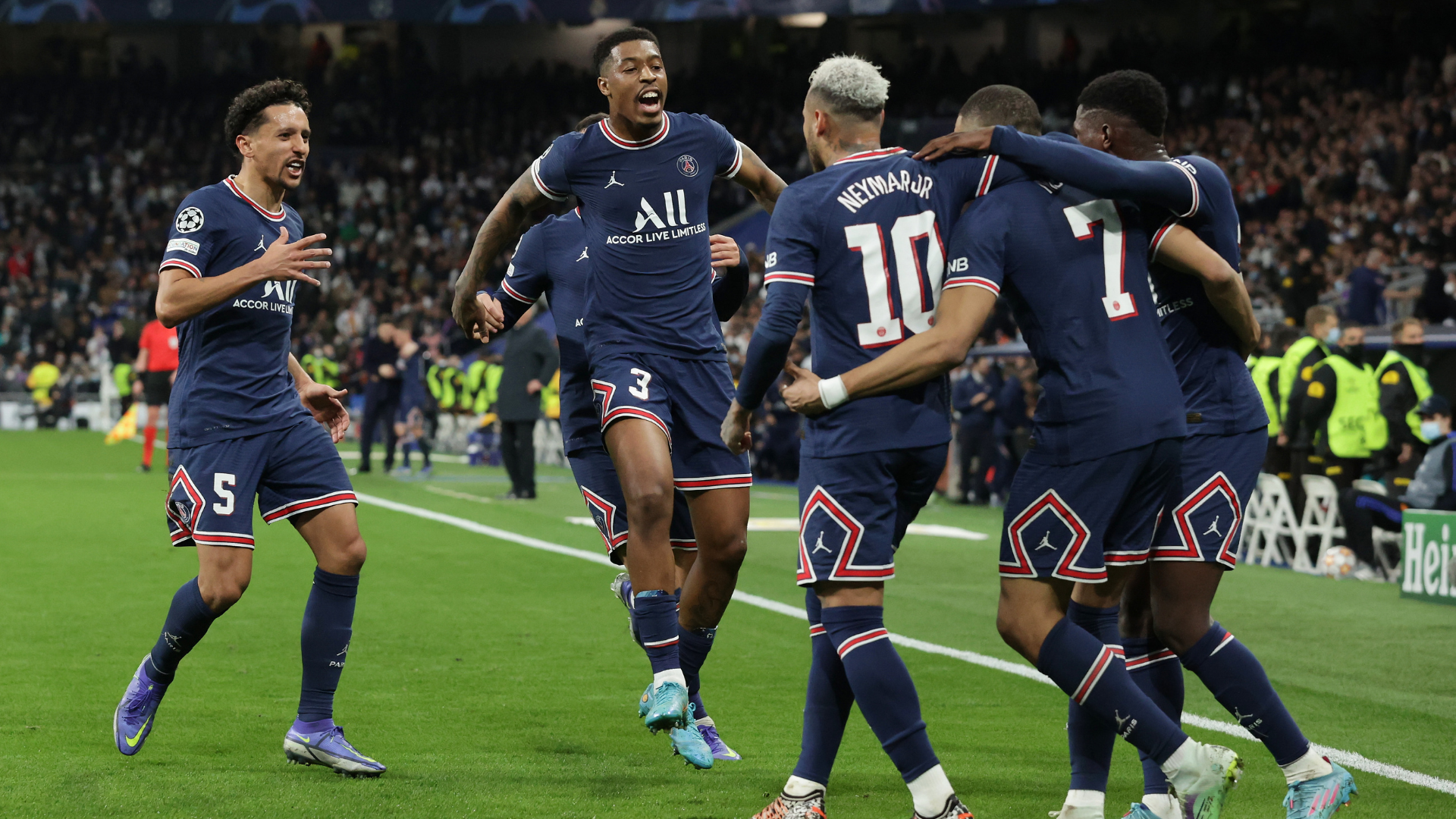 Elenco do PSG em campo - Getty Images