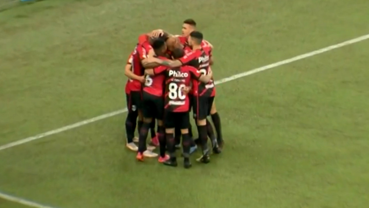 Jogadores do Athletico comemorando o gol diante do Fortaleza pelo Brasileirão - Transmissão Premiere