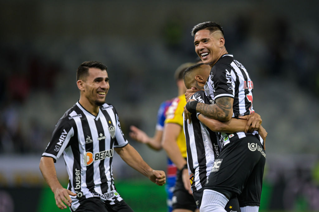 Junior Alonso comemorando gol ao lado de Zaracho e Jair pelo Atlético-MG - GettyImages