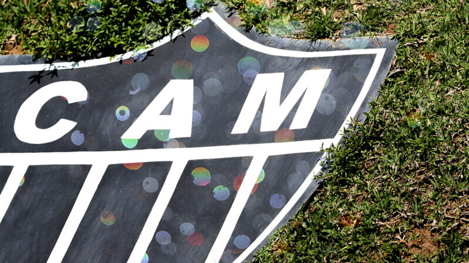 Escudo do Atlético-MG na grama - Pedro Souza / Atlético / Flickr