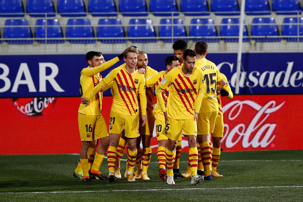 Jogadores do Barcelona reunidos dentro de campo - GettyImages