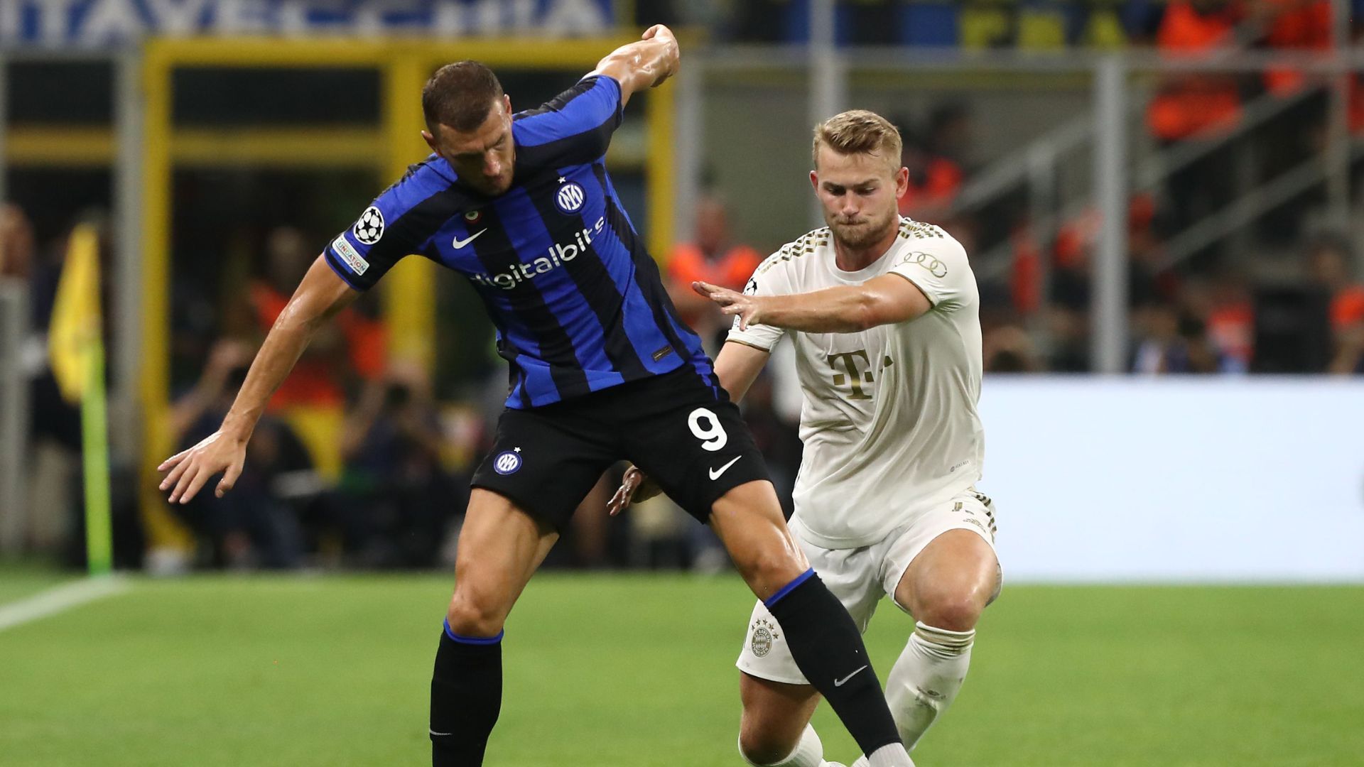 Edin Dzeko, da Internazionale, e Matthijs de Ligt, do Bayern de Munique - Marco Luzzani / Getty Images