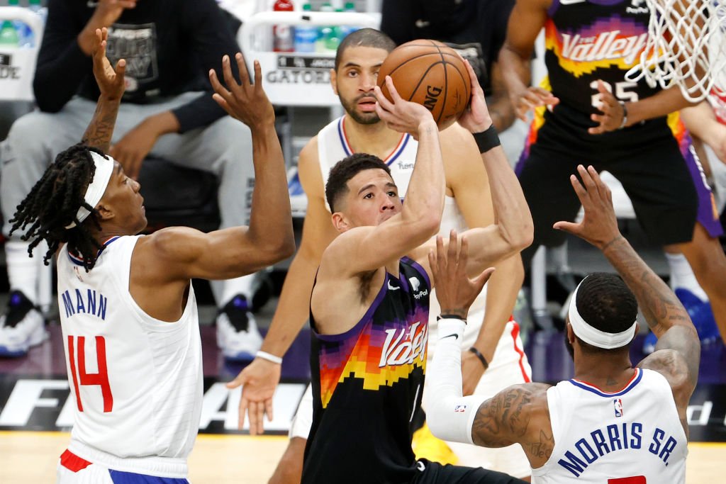 Booker faz triplo-duplo, e Suns abre final do Oeste com vitória sobre Clippers - GettyImages