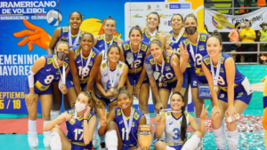 Jogadoras do Brasil posando com o troféu de campeãs do Sul-Americano Feminino de vôlei - Inderbarranca/Fotos Públicas