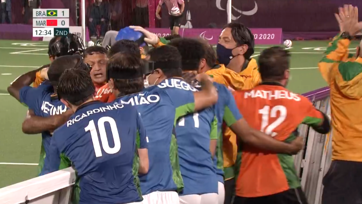 Jogadores do Brasil comemorando o gol diante de Marrocos no Futebol 5 das Paralimpíadas - Transmissão SporTV