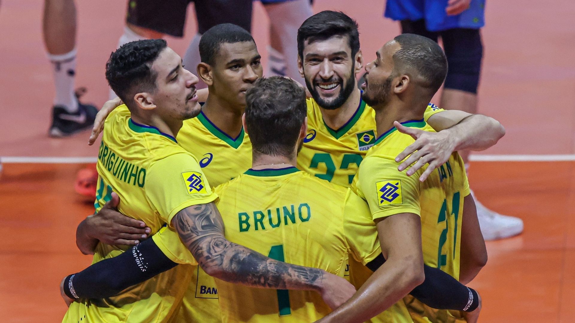 Jogadores do Brasil comemorando o ponto em quadra - Wander Roberto/Inovafoto/CBV/Fotos Públicas