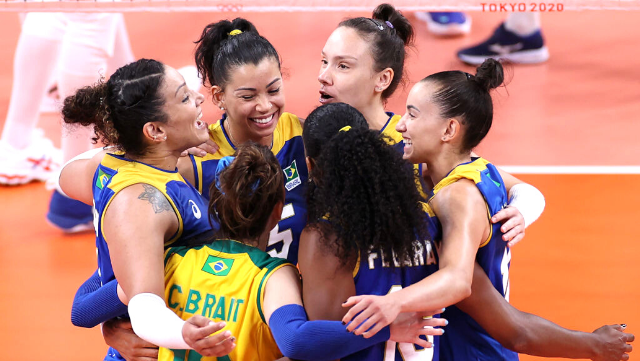 Jogadoras do Brasil nas Olimpíadas comemorando a vitória diante do Quênia - GettyImages