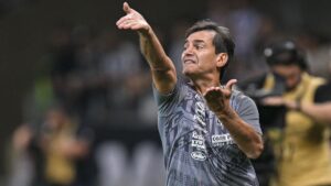 Fabián Bustos explica ausência de Marcos Leonardo e Ângelo entre titulares - Crédito: Getty Images