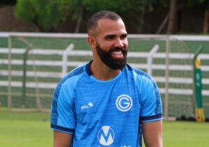 Sandro em breve retornará ao Brasil para jogar pelo Goiás - Divulgação Goiás