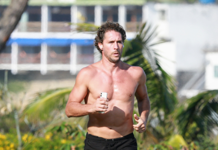 Flávio Canto é flagrado correndo na orla da praia da Barra da Tijuca - Dilson Silva/ AgNews