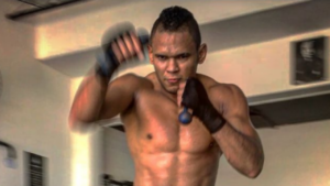 Capoeira Batista agachado antes da luta - Divulgação / Instagram @capoeirabatista