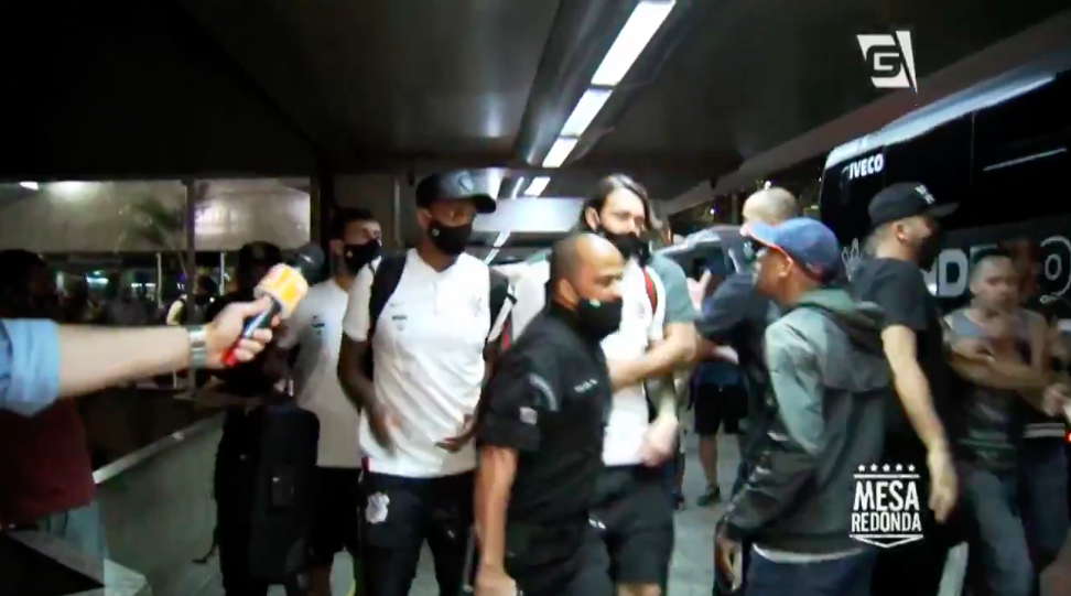 Goleiro Cássio deixando o aeroporto - Transmissão TV Gazeta