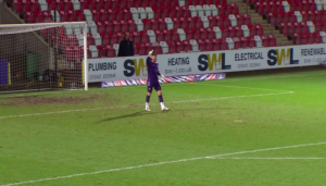 Goleiro inglês bate recorde após gol de tiro de meta - Youtube