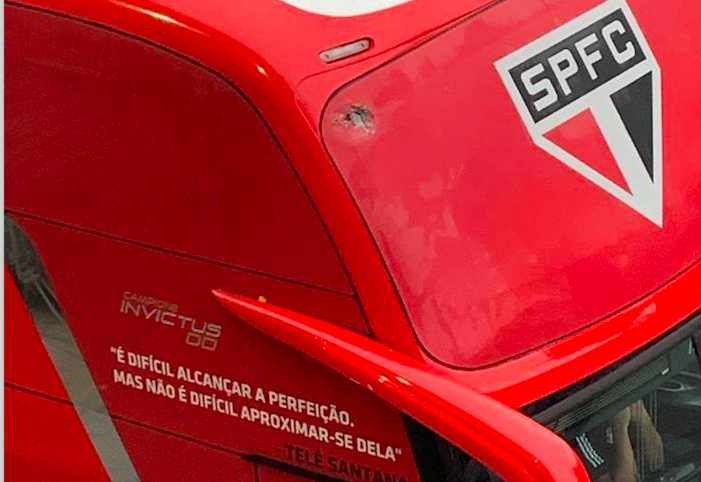 Ônibus do São Paulo é apedrejado antes da partida contra o Coritiba - Twitter